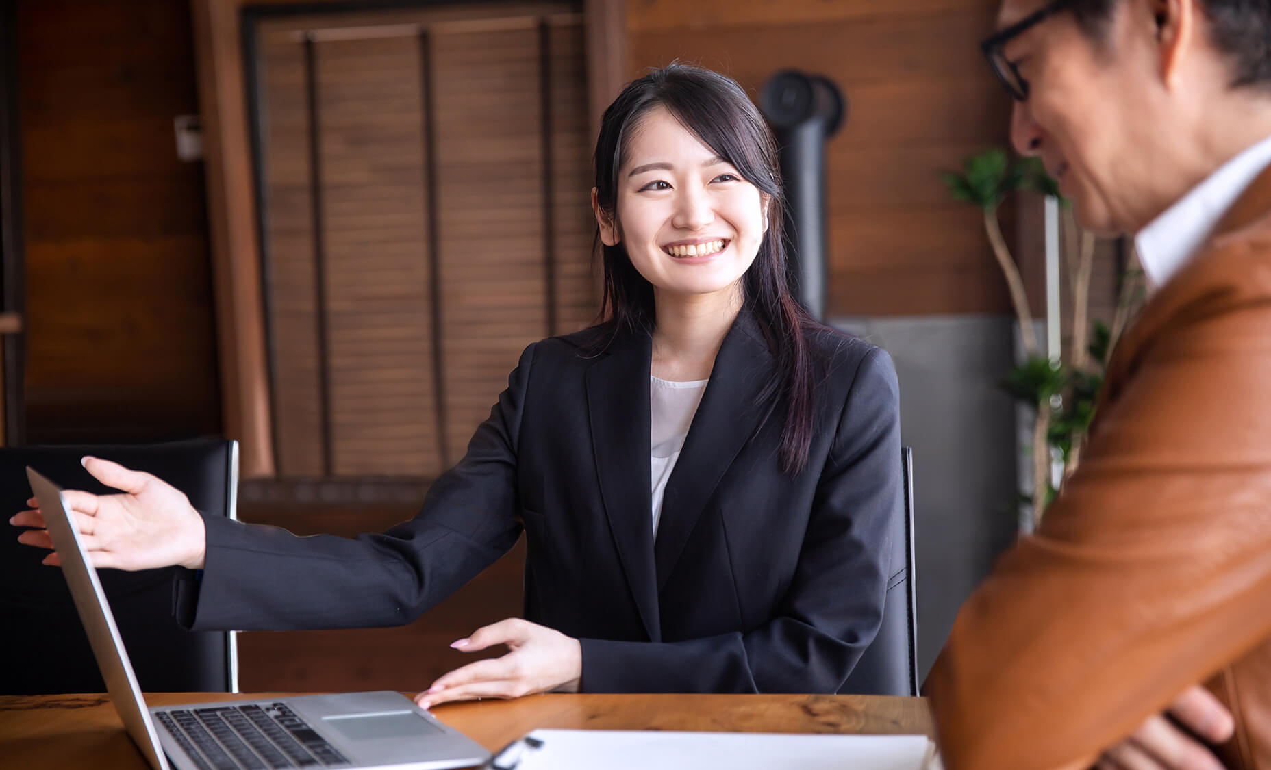 お客様と打合せしている女性スタッフ